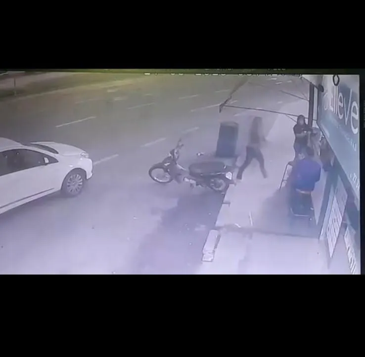 Confusão e vandalismo: vídeo mostra mulher quebrando lanchonete tradicional de Colatina