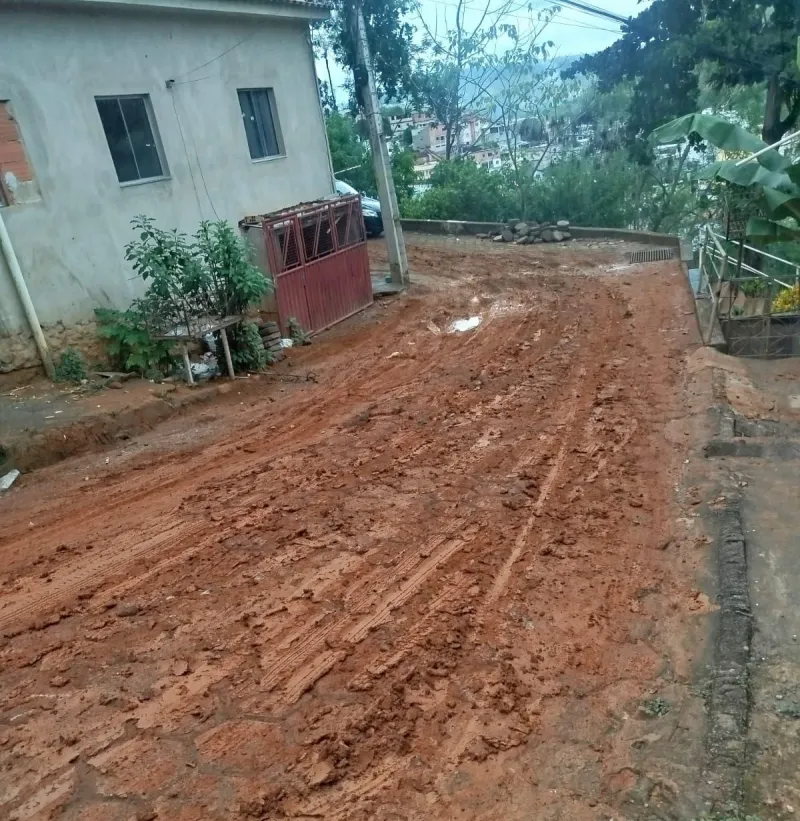 Comunidade enfrenta lama, poeira e riscos após Prefeitura não recolocar calçamento em rua de bairro de Colatina