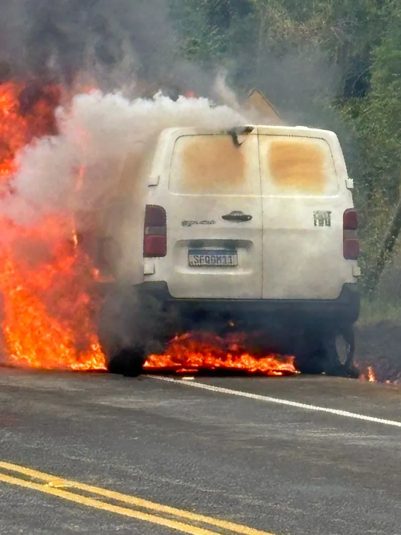 Vídeo: fumaça no motor alerta motorista antes de veículo ser consumido por chamas em Colatina