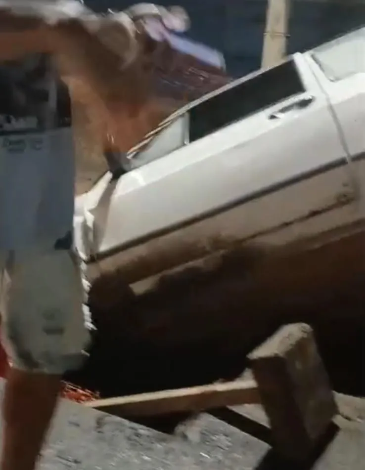 Carro cai em buraco de obra no bairro Carlos Germano Naumann, em Colatina, e moradores alertam para risco de acidente mais grave