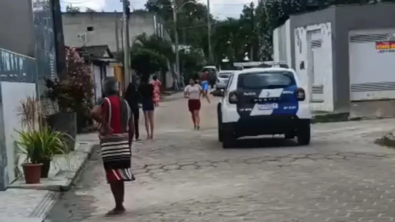 Mulher é baleada por homens encapuzados em Sooretama e suspeito morre em confronto com a PM