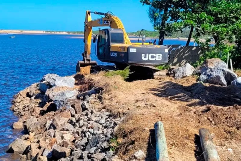 Obra emergencial tenta conter avanço do mar em Barra Nova Norte, em São Mateus