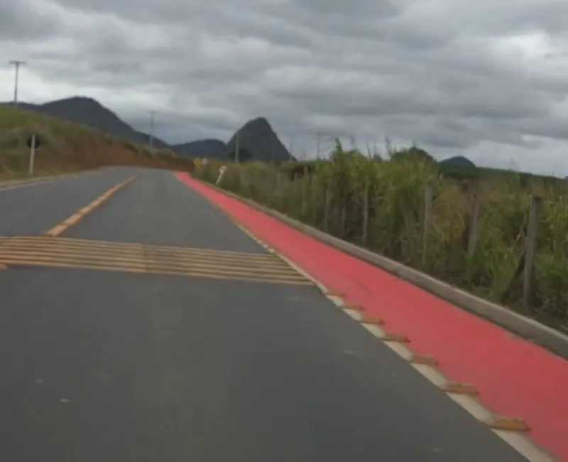 Governo do Estado: a pedido do Prefeito Gutim, ES-248 recebe faixa de caminhada entre Lagoa do Óleo e Comunidade do Batista, em Marilândia