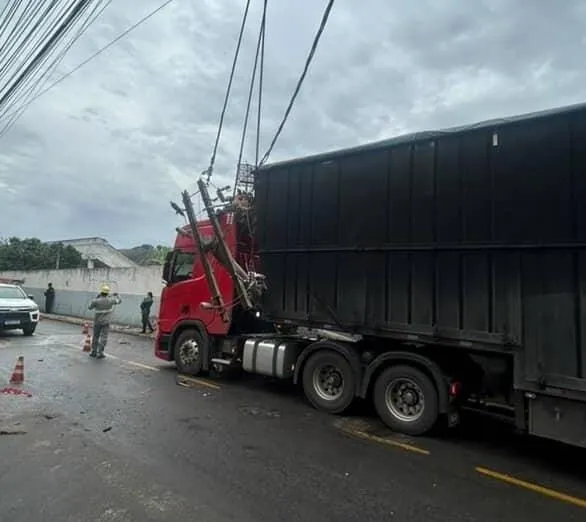 Carga de carreta derruba poste em rua lateral ao estádio municipal de Colatina e interdita via