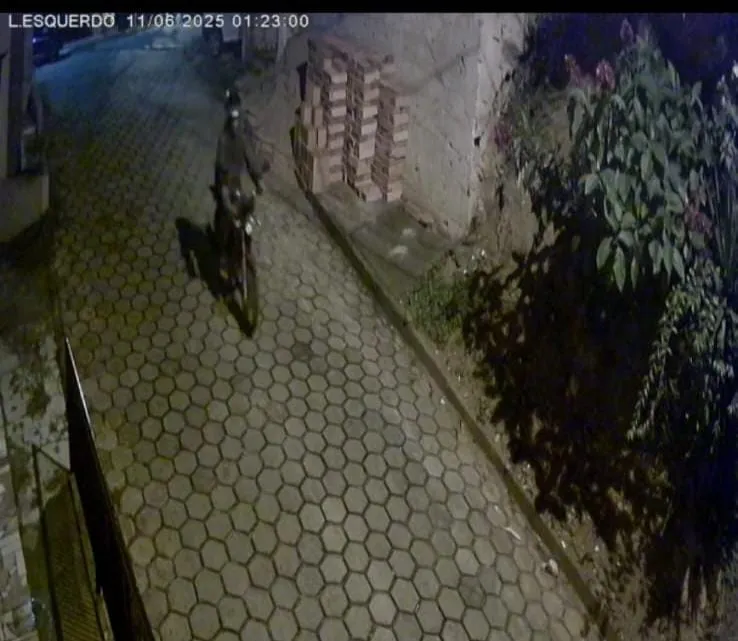 Moto é furtada na calçada de residência em Colatina e vídeo mostra suspeito com o veículo
