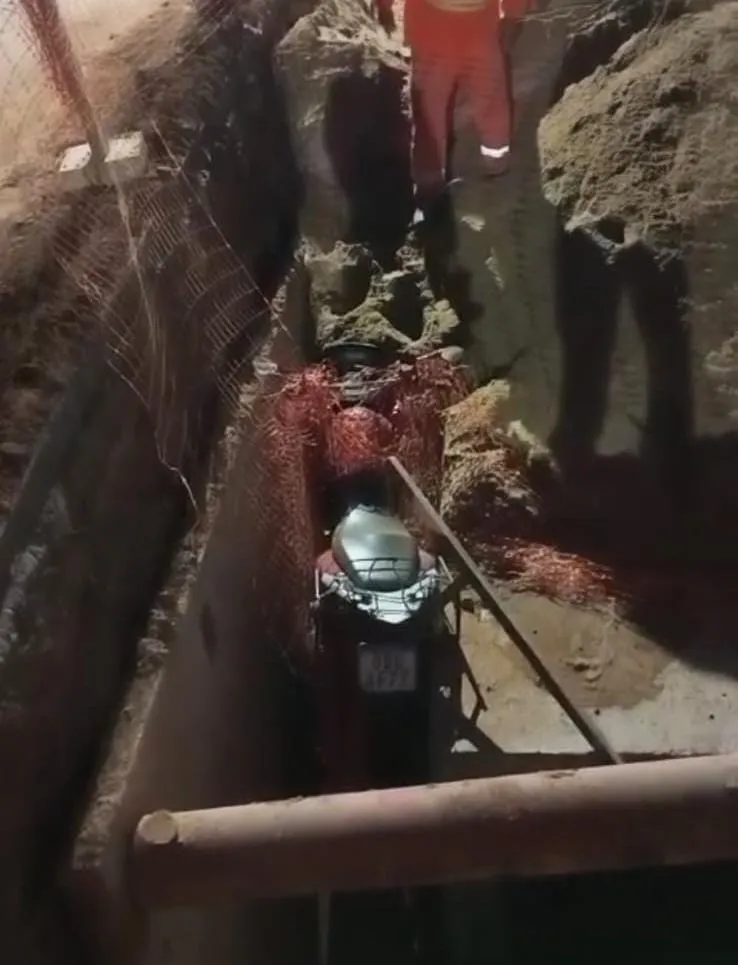 Vídeo: motociclista cai em buraco de obra para evitar colisão com carro em Colatina