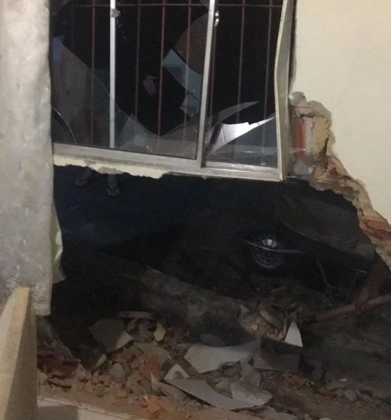 Motorista colide pela segunda vez contra a mesma residência em Colatina. Moradora grava vídeo