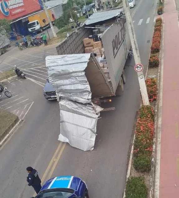 Mais um caminhão fica preso ao tentar passar sob a Ponte Florentino Avidos, em Colatina