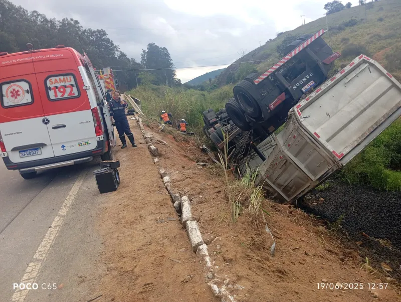 Vídeo: motorista ouve barulho estranho e carreta tomba em São Domingos do Norte; vítima foi socorrida pelo Samu