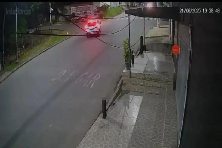 Câmera flagra ciclista sendo atropelado por carro em Linhares; motorista fugiu sem prestar socorro