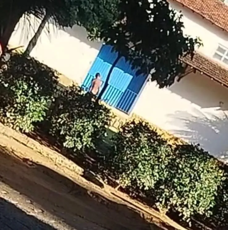 Comunidade: moradores denunciam banhos nus de pessoas em situação de rua atrás da Biblioteca Municipal de Colatina