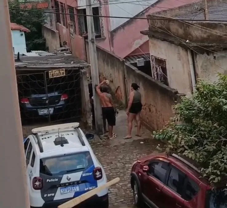 Corpo é encontrado em casa após moradores sentirem forte odor em rua sem saída, em Colatina