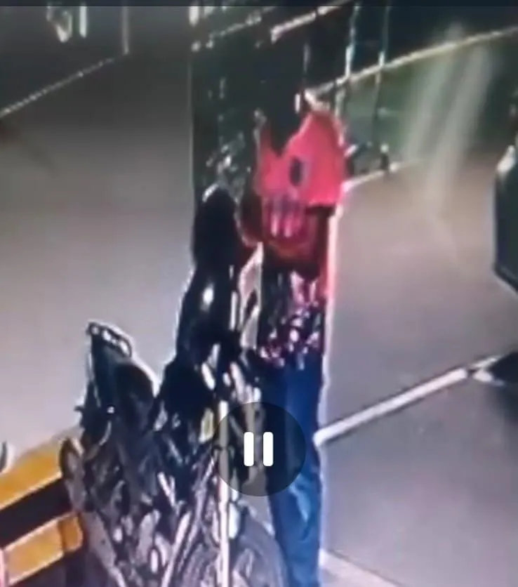 Suspeito de furtar capacetes em estacionamento de supermercado em Colatina é flagrado por câmeras de segurança