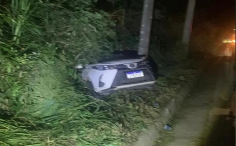 Uma pessoa morre e uma fica gravemente ferida em colisão entre carro e moto, em Santa Teresa