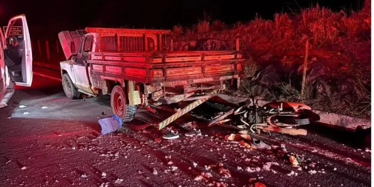 Morador de Colatina morre após colidir contra caminhonete parada na BR-259, em Colatina