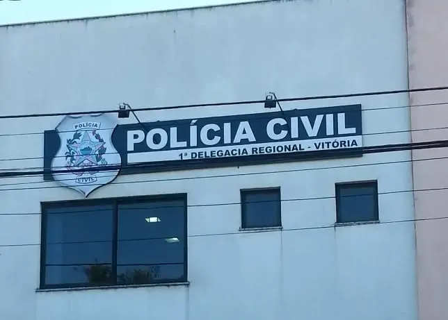 Advogada de Linhares, supostamente alcoolizada, é detida e desacata PMs durante blitz em Vitória
