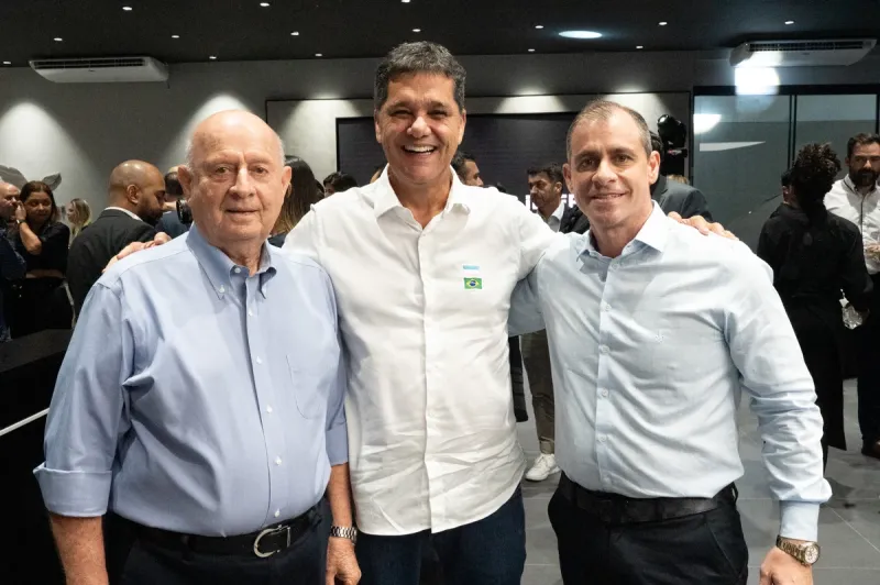 Vice-governador Ricardo Ferraço prestigia inauguração de concessionária de carros sustentáveis, em Vitória