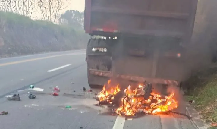 Motociclista morre após colidir com carreta e moto pegar fogo em Linhares