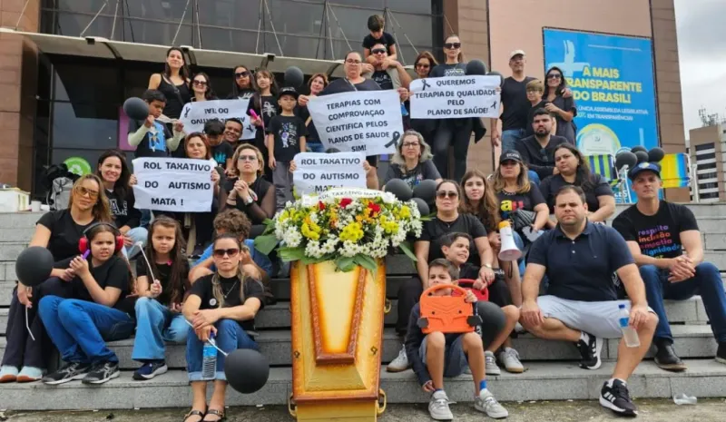 Manifestantes protestam em Vitória contra proposta que pode limitar terapias para crianças autistas