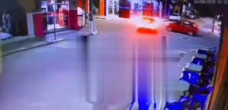 Vídeo: carro invade loja de celulares durante a madrugada deste domingo (8) em Resplendor-MG