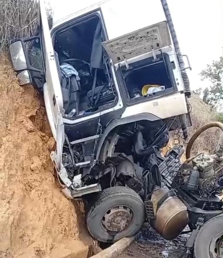 A poucos metros de onde caminhoneiro morreu: novo acidente grave acontece na ES-446, em Colatina