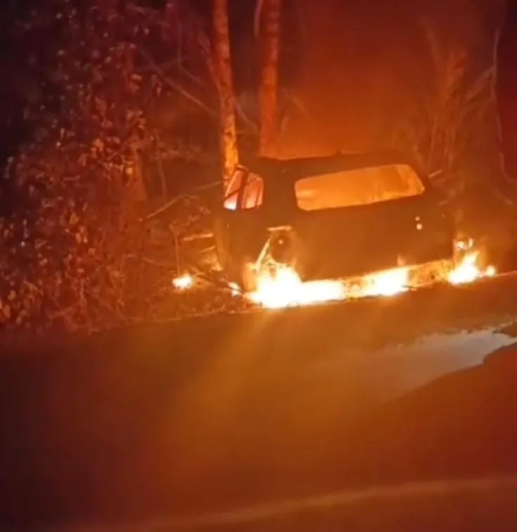 Vídeo: carro pega fogo após acidente na rodovia ES-358 entre Linhares e Pontal do Ipiranga