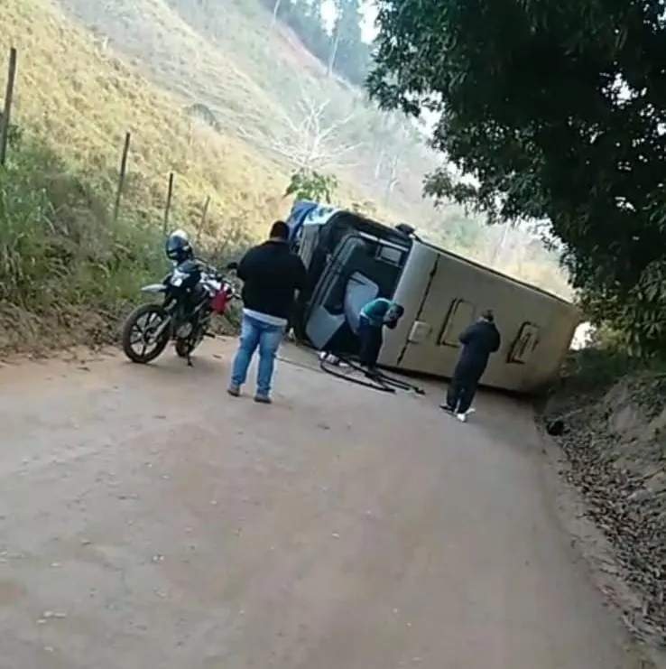 Ônibus com crianças tomba em Pancas; motorista já havia denunciado más condições do veículo