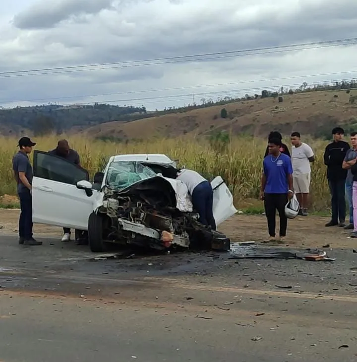 Motorista fica ferida em acidente entre carro e caminhão nesta terça-feira (8), em Colatina