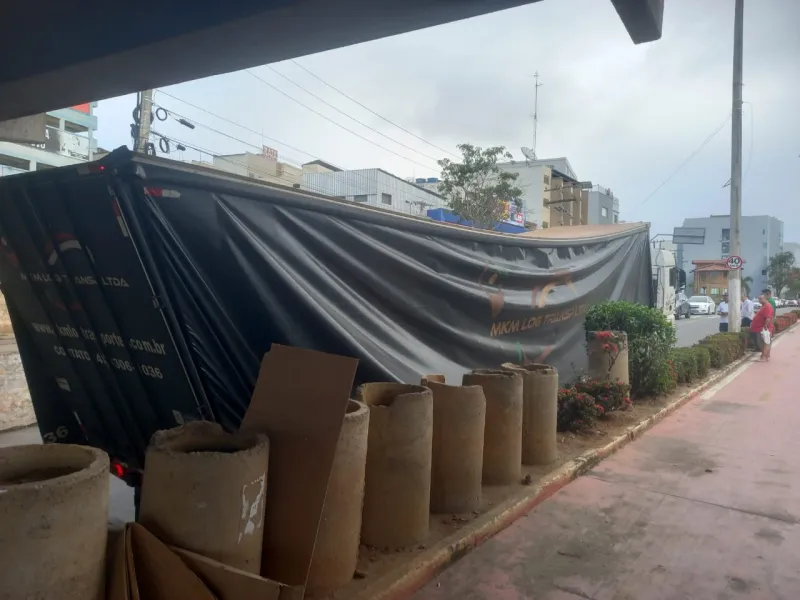 Carreta bate novamente na Ponte Florentino Avidos em Colatina, trânsito é prejudicado