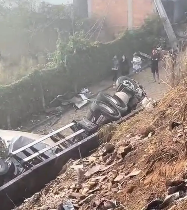Carreta sai da pista, desce barranco e tomba em rua residencial de Colatina: problema se repete há décadas