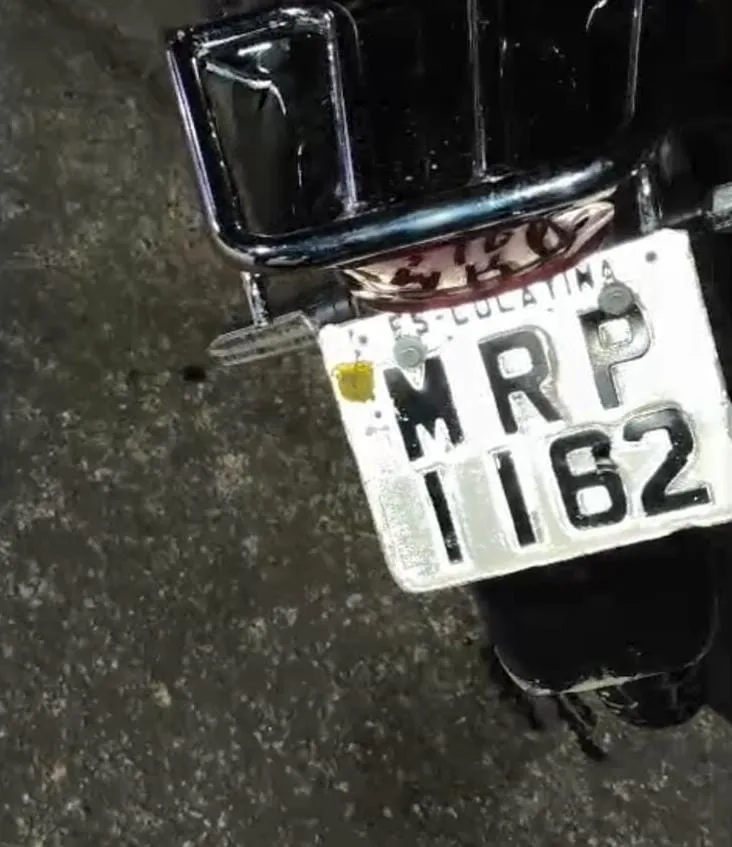 Vídeo: motociclista é flagrado com placa adulterada por fita isolante durante operação em Colatina
