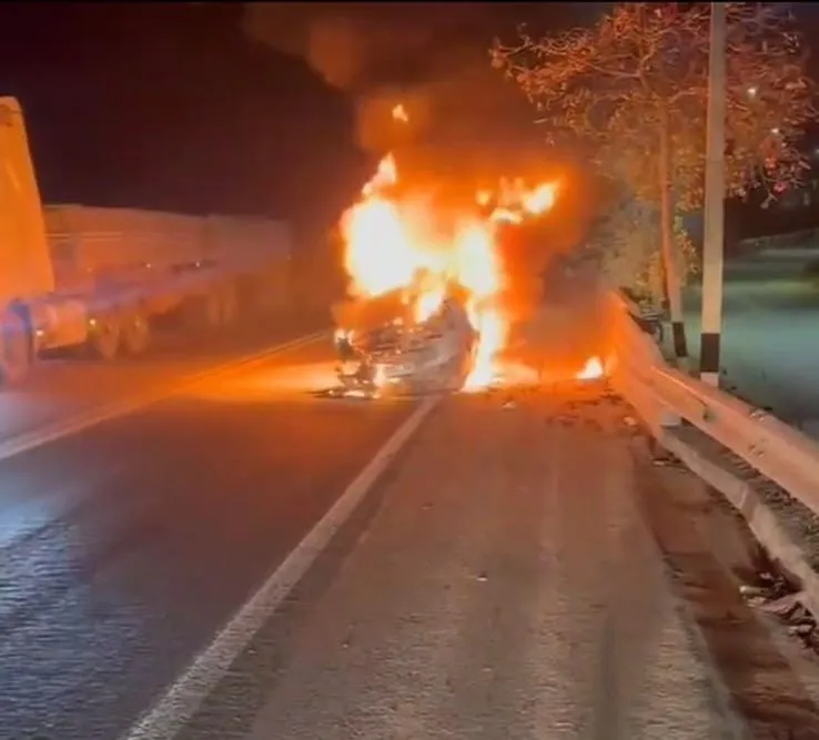 Vídeo: carro capota, pega fogo e passageira sofre esmagamento na mão no bairro Santa Helena, em Colatina