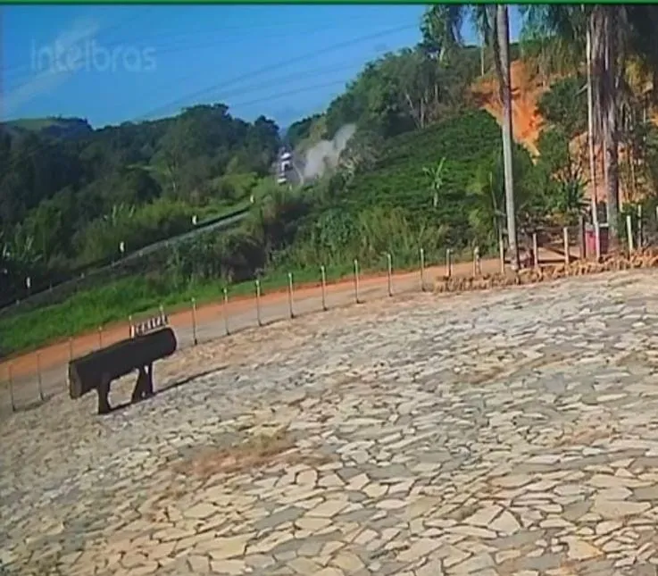 Câmera de videomonitoramento flagra momento em que caminhão tomba na BR-101 em Ibiraçu