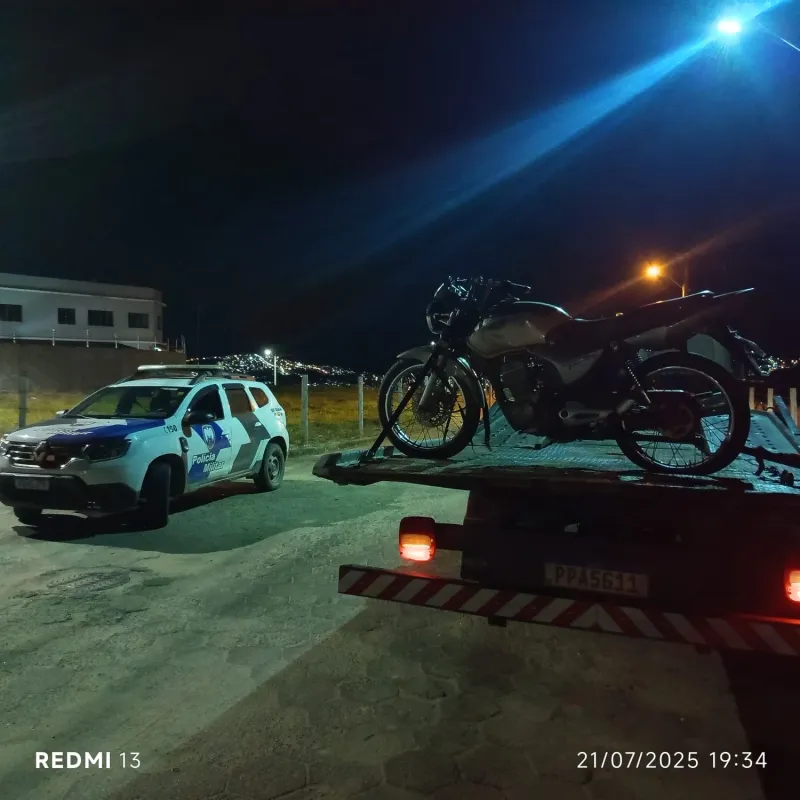Motocicleta com restrição de furto é recuperada próximo à Escola Amélio Forechi, em Colatina