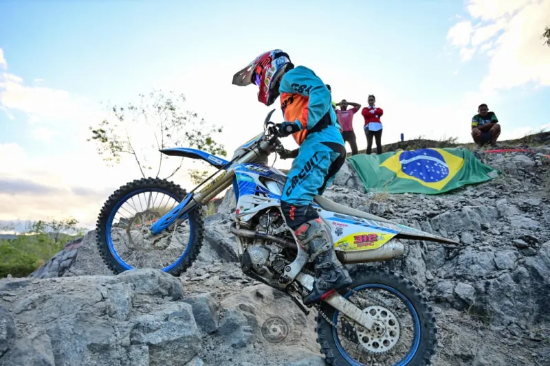 Jovem piloto de Pancas se destaca no Enduro Capixaba e Brasileiro e correrá em casa após fratura na mão