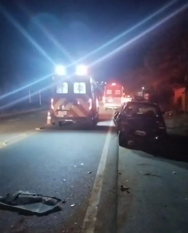 Acidente entre carros na noite desta sexta-feira (25) mobiliza equipes de resgate e bombeiros em Colatina
