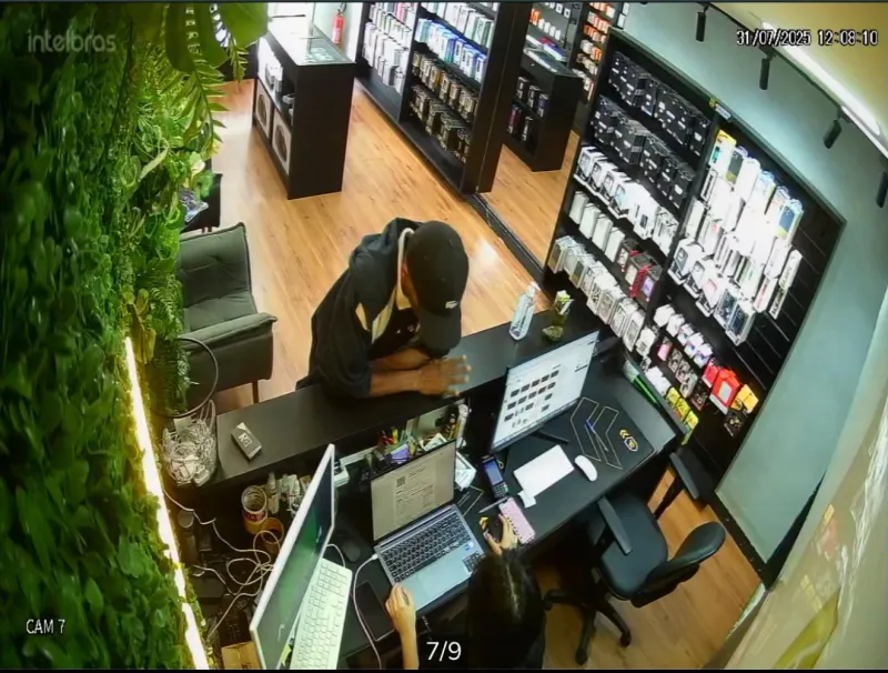 Vídeo: loja é assaltada no Centro de Colatina; bandido leva celulares e dinheiro