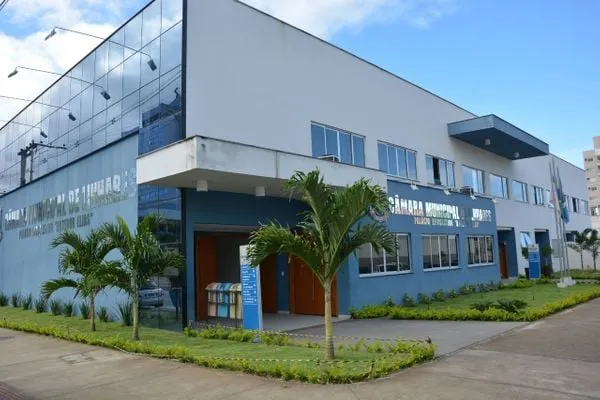 Vereador de Linhares falta à sessão por “forte gripe”, mas viaja no mesmo dia para curso em MG com R$ 5,5 mil em diárias