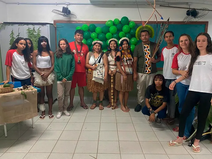 Escola em Baixo Guandu promove exposição sobre povos indígenas e recebe representantes da etnia Krenak