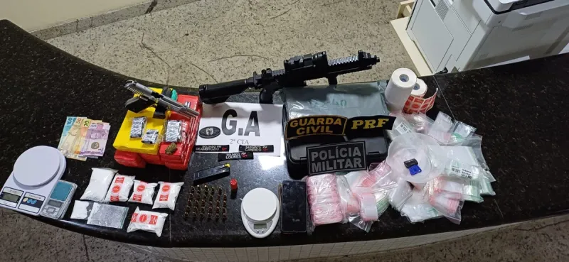 Jovem é preso com drogas, armas e carro clonado durante operação em Linhares
