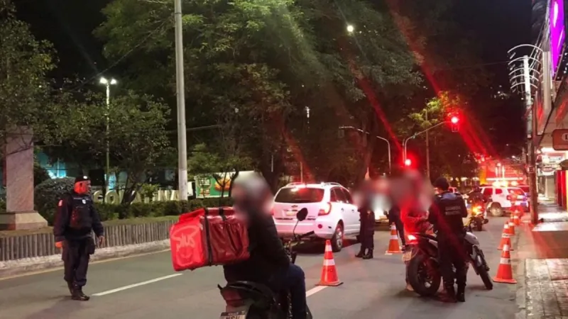 Jovem bebe após término amoroso, foge da polícia de moto e é preso em Colatina