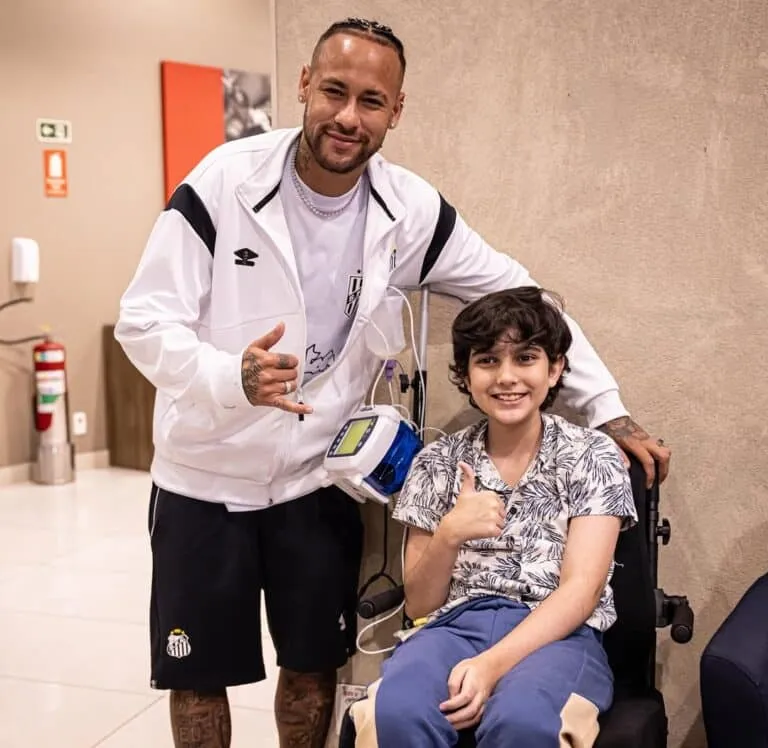 Garoto capixaba realiza sonho de conhecer Neymar e segue com campanha para tratamento de saúde