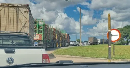 Obras da Ecovias provocam lentidão e longas filas na BR-101 em São Mateus