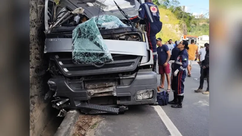 Tragédia na BR-101: motorista de carreta-cegonha morre e quatro ficam feridos em acidente grave no Norte do ES