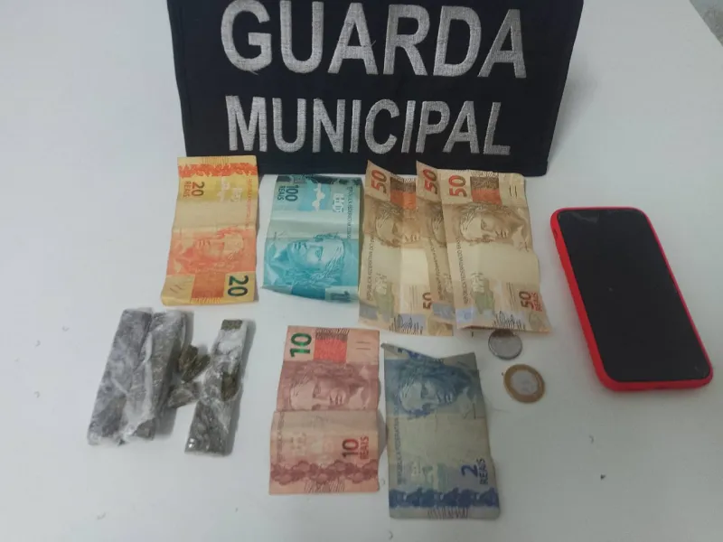 Adolescente é apreendido com maconha e quase R$ 400 perto de escola em Colatina