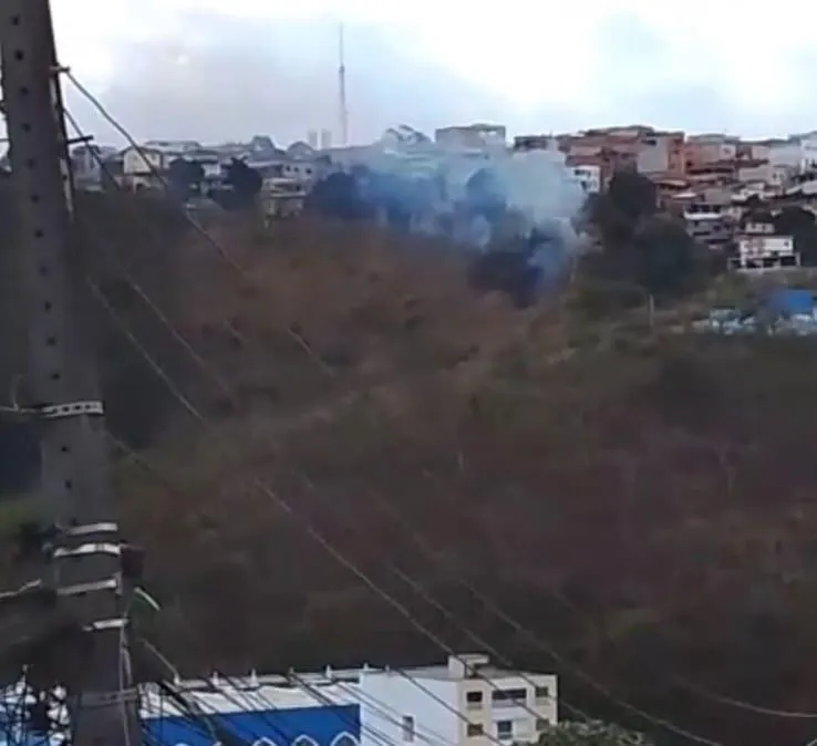 Fogo em terreno baldio assusta moradores de bairro em Colatina