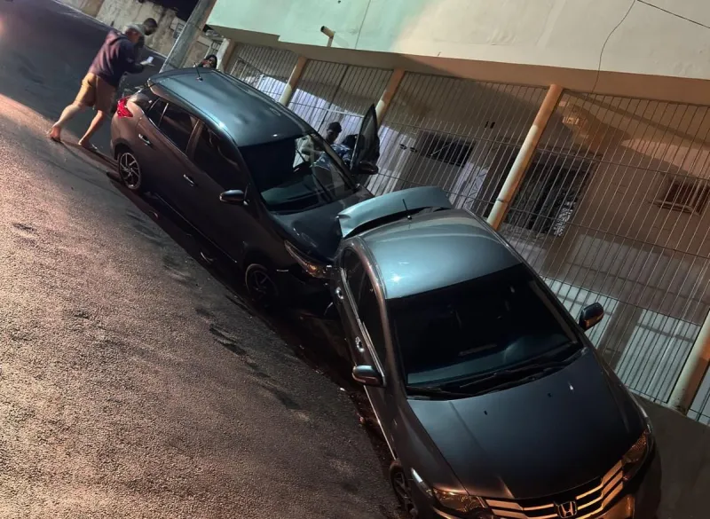 Mulher passa mal ao volante e colide com carro estacionado no Centro de Colatina