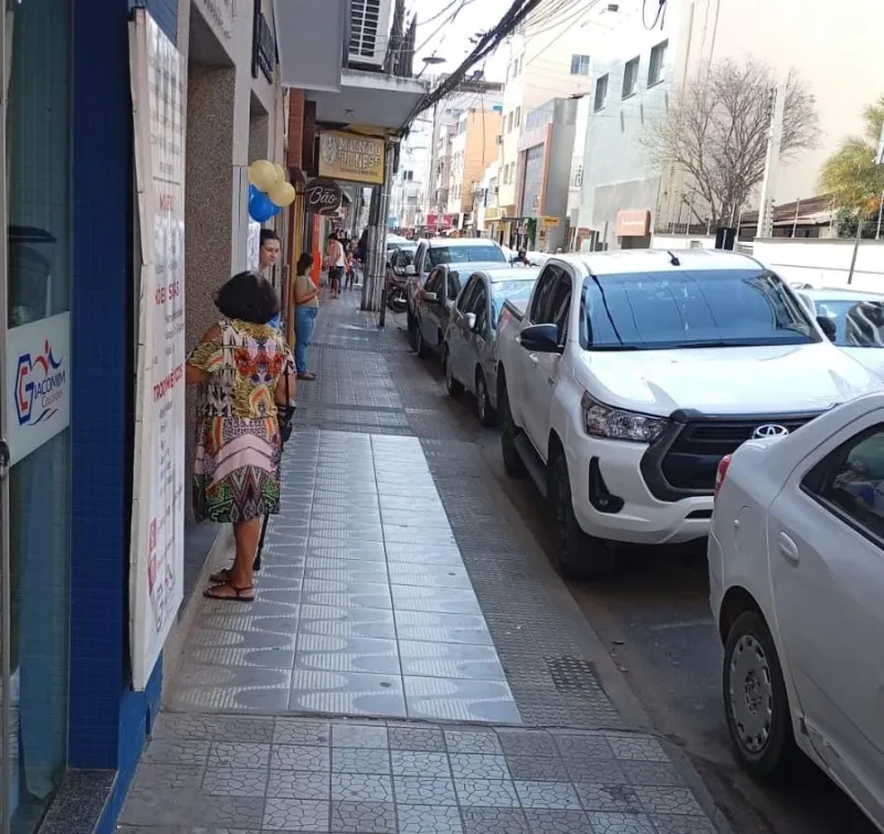 Mulher tem cordão de ouro arrancado em plena luz do dia no Centro de Colatina