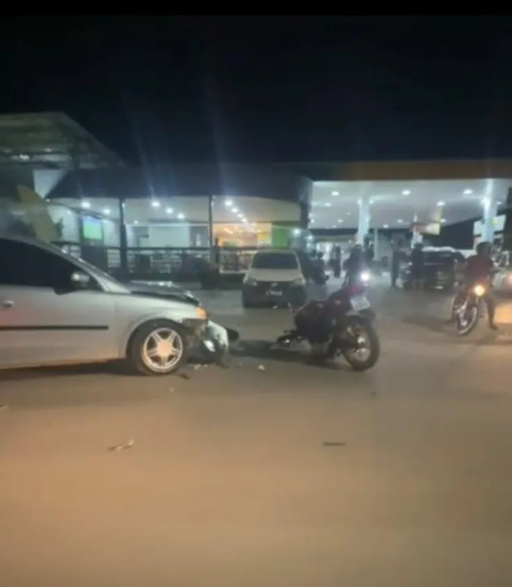 Colisão frontal entre carro e moto deixa motociclista em estado crítico em Colatina