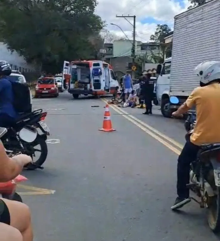 Motociclista fica ferido em colisão com carro na Avenida Brasil, em Colatina
